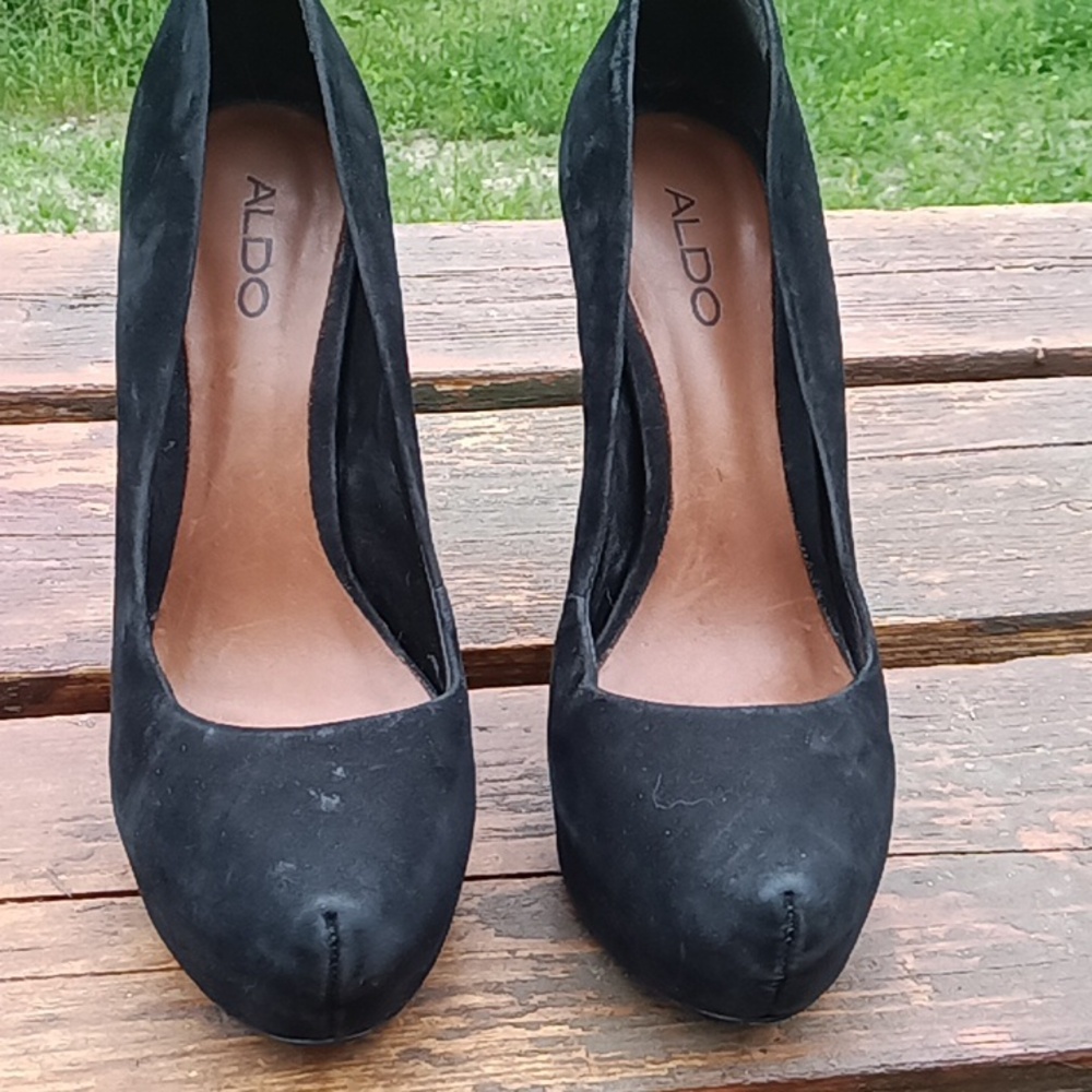 Aldo stilettos. Black leather sole. Size 33. 4 inch metal heel.